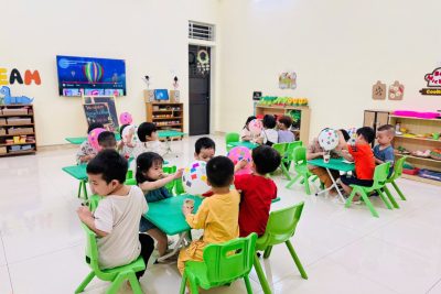Hoạt động trải nghiệm: Trang trí khinh khí cầu- Lớp mẫu giáo 3 tuổi