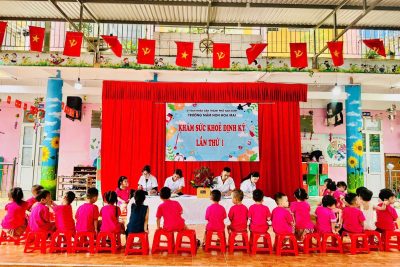 MỘT SỐ HÌNH ẢNH CÁC BÁC SĨ TRẠM Y TẾ QUANG TRUNG KHÁM SỨC KHỎE CÁC CHÁU TRONG TRƯỜNG LẦN 1 NĂM HỌC 2025-2026